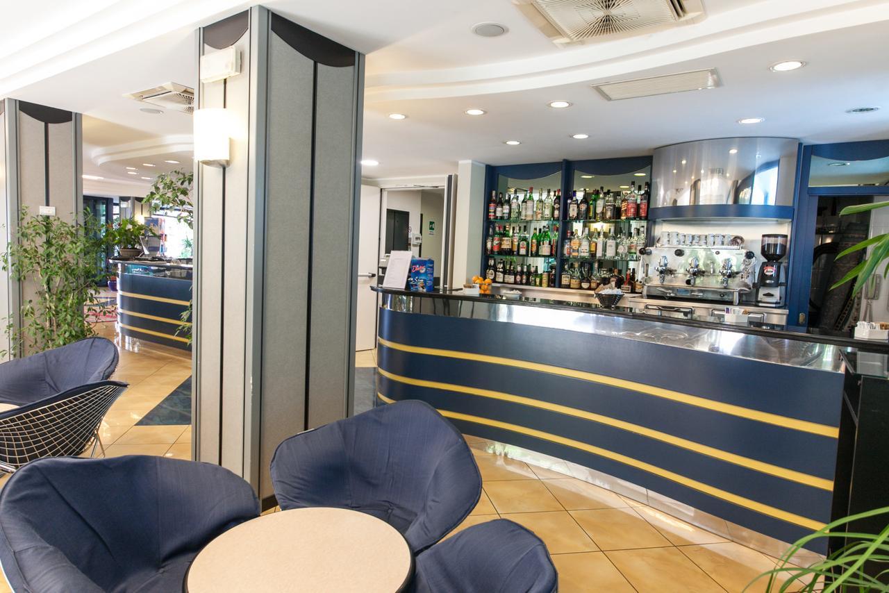 Hotel Gabbiano Каттолика Экстерьер фото